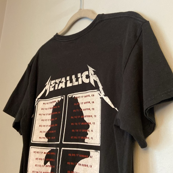 ⭐️ Metallic 2017 World Tour Graphic Band Tee Crew neck T-shirt size medium - Picture 8 of 9